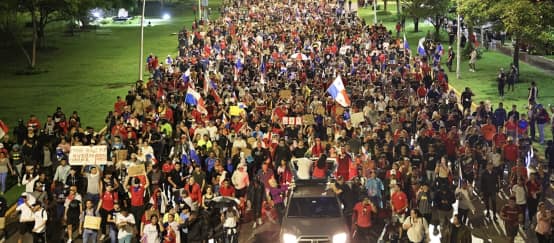 Un cortège de milliers de personnes traverse une rue de la capitale Panama