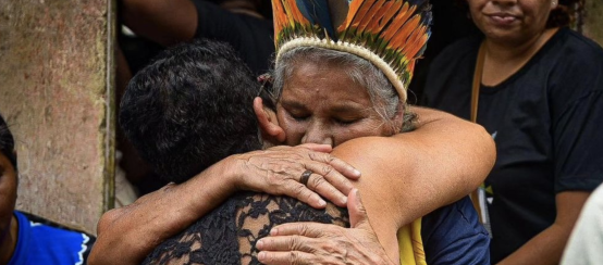 Une participante aux funérailles embrasse la sœur de Maria de Fátima Muniz Pataxó dite "Nega", la dirigeante indigène tuée