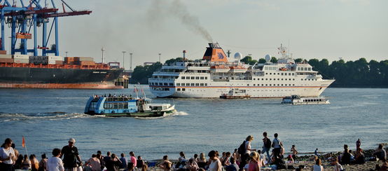 Bateau de croisière Hanseatic sur l’Elbe à Hambourg