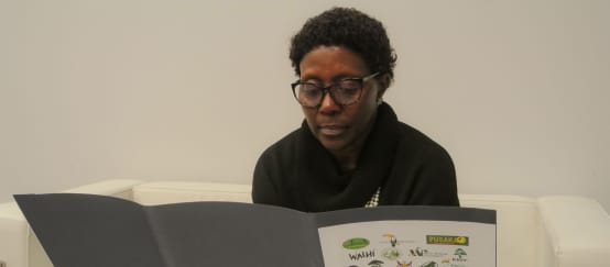 Elizabeth Maruma Mrema, secrétaire exécutive de la Convention sur la biodiversité, lit la pétition de Sauvons la forêt lors de la COP15 à Montréal