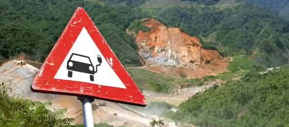 © CASCOMI - Collage RdR Photomontage : panneau de signalisation avec une voiture électrique devant une mine à ciel ouvert en Equateur