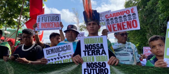 "Marche des peuples autochtones" pour la forêt tropicale lors du Sommet pour l’Amazonie à Belém (© ANA MENDES @anamendes_anamendes) Des indigènes manifestent en brandissant des pancartes avec des textes tels que "notre terre est notre avenir"