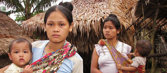 Deux femmes autochtones et leurs enfants nous regardent avec inquiétude