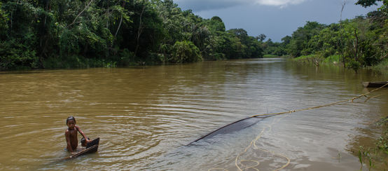 Enfant murui se baignant dans le río Caquetá en Colombie