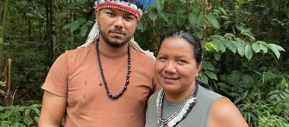 Portrait d’une femme autochtone portant un collier de plumes à droite et d’un jeune homme autochtone coiffé d’une couronne de plumes à gauche