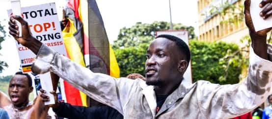 Un étudiant de Kampala manifeste contre le projet d’oléoduc EACOP
