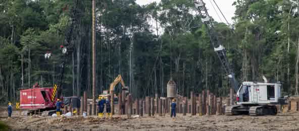 Pour l’arrêt immédiat de l’exploitation pétrolière dans le parc national Yasuní en Equateur ! (© Yasunidos) Infrastructure pour l’extraction pétrolière dans le parc national Yasuní