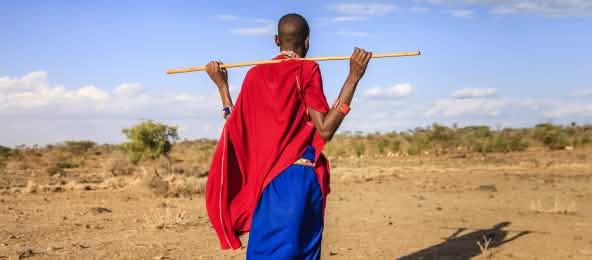 Le peuple Massaï est parmi les plus connus en Afrique de l’Est (© hadynyah/istockphoto.com) Indigène du peuple Massaï vu de dos