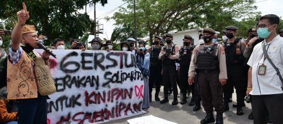 Solidarité locale et internationale avec Kinipan (© Save Our Borneo) Manifestation d’habitants du village de Kinipan devant le tribunal de Palangkaraya en 2022 à Bornéo