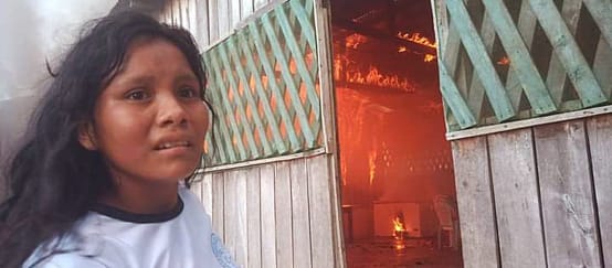 Une Indienne Munduruku en détresse, devant l’une des maisons incendiées par les orpailleurs illégaux dans le village indigène de Fazenda Tapajós (État du Pará, Brésil)