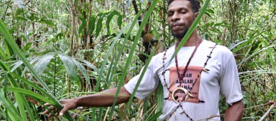 Hendrikus Woro défend les droits à la forêt et à la terre de la population papoue (© Pusaka) Awyu Hendrikus