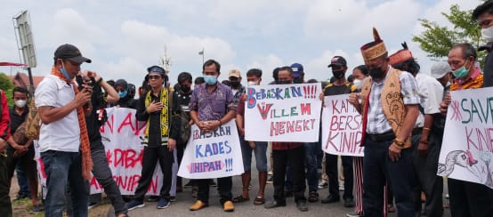 Manifestation pour la libération du maire de Kinipan, Willem Hengki, devant le tribunal de Palangkaraya