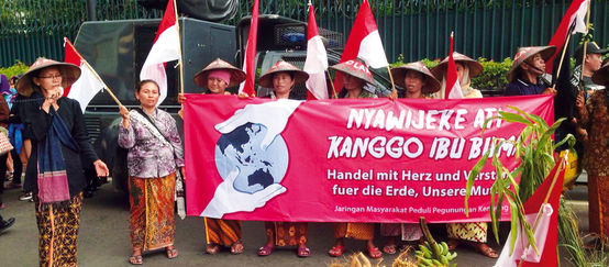 Manifestation contre le ciment devant l’Ambassade d’Allemagne à Java