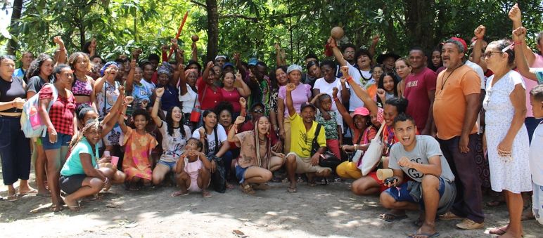 Photo de groupe représentant des enfants, des jeunes, des femmes