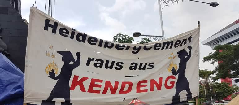 Le prix Yap Thiam Hien pour les droits de l’Homme a été décerné à des défenseurs de l’environnement en Indonésie Manifestation contre l’entreprise HeidelbergCement le 8 décembre 2017 à Semarang