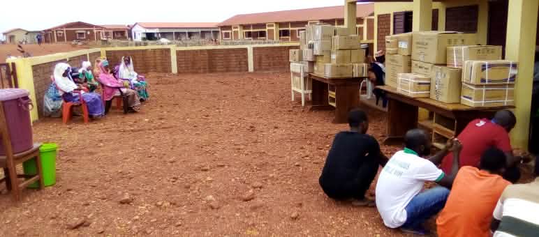 Des soins médicaux, mais pas de réparations, pour les habitants de Hamdallaye Livraison de médicaments au village New Hamdallaye 11 jours après la remise de la pétition