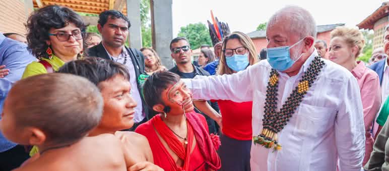 Le président brésilien Lula da Silva rencontre des indigènes Yanomami au centre de santé Boa Vista, dans l’État du Roraima, le 21 janvier 2023