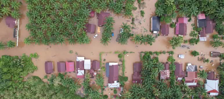 Photo prise par drone après le cyclone Senyar à Nagan Rayah, Aceh.