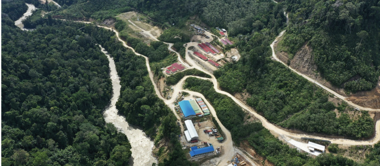 Vue aérienne sur le chantier de centrale hydroélectrique dans la forêt des orangs-outans de Tapanuli
