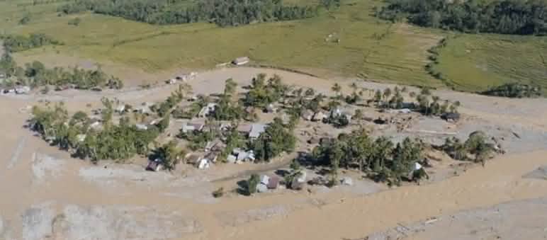 Vue aérienne d’un village inondé