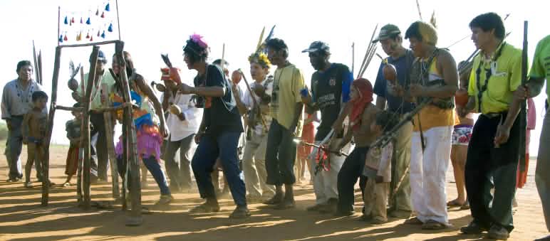 Danse traditionnelle des Guaraní au Brésil (© Fiona Watson / Survival)