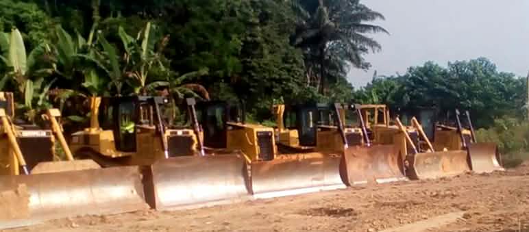 Les défenseurs de l’environnement parviennent régulièrement à stopper les bulldozers Des bulldozers le long de la super autoroute
