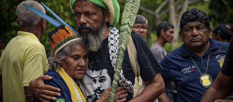 Joelson, de l’organisation partenaire du RdR Teia dos Povos, embrasse la sœur de la dirigeante indigène abattue Maria de Fátima Muniz Pataxó, aussi appelée "Nega"