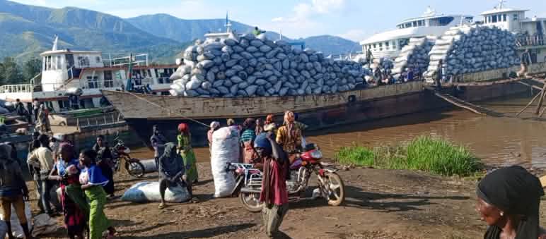 Navires dans le port de Kasheke / Kalehe, au bord du lac Kivu, qui transportent du charbon de bois issu illégalement du parc national de Kahuzi-Biega