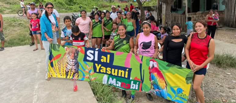 Dans la province de Manabí, une classe d’école s’est mobilisée pour dire « Oui à Yasuní » Un groupe de personnes brandit une bannière sur laquelle est écrit « OUI à Yasuní Manabí » en espagnol