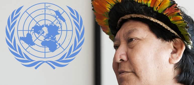 Davi Kopenawa, porte-parole du peuple Yanomami, s’est rendu auprès de la Commission des droits de l’homme de l’ONU Davi Kopenawa, le leader du peuple Yanomami, regarde le logo de l’ONU