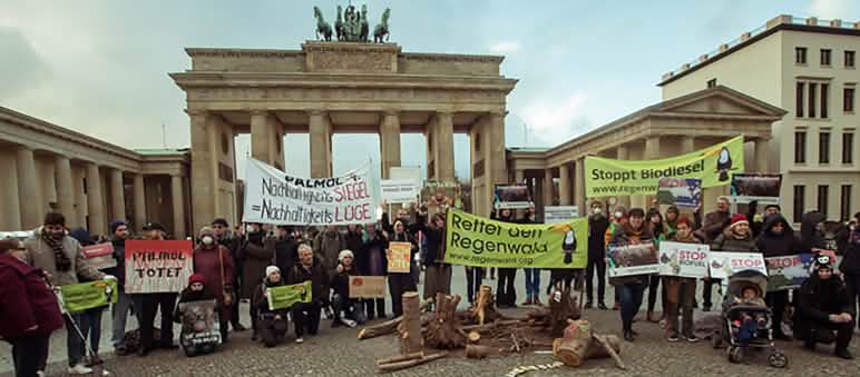 Manifestation à la porte de Brandebourg : les biocarburants détruisent la forêt tropicale