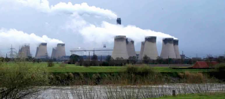 La centrale de biomasse de Drax Energy en Grande-Bretagne brûle 13,6 millions de tonnes de granulés de bois par an Drax Power Station