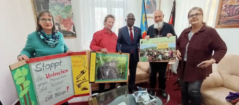 Remise de 225 129 signatures à l’ambassade de la RDC à Berlin