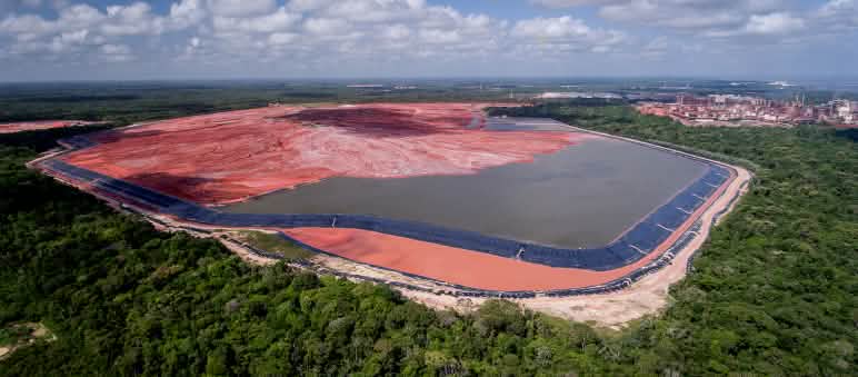 Vue aérienne d’un site de stockage de boues rouges toxiques dans la forêt amazonienne