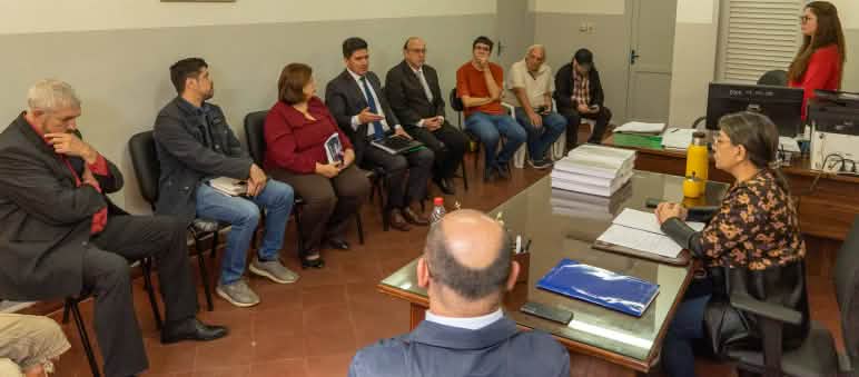 Scène de la remise de la pétition et de l’entretien : 8 défenseurs des droits humains assis en face de la présidente de l’INDI et de deux collaborateurs