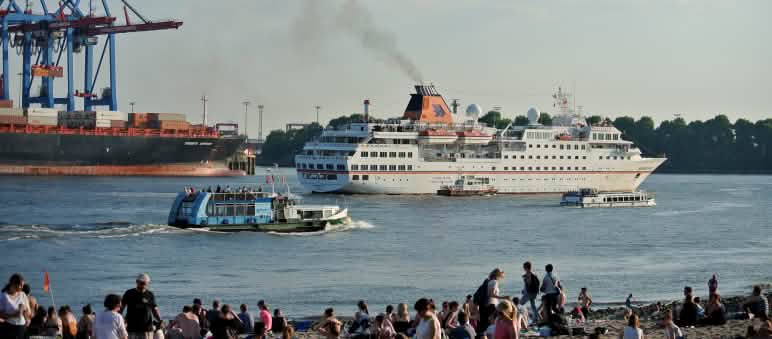 Bateau de croisière Hanseatic sur l’Elbe à Hambourg Bateau de croisière Hanseatic sur l’Elbe à Hambourg