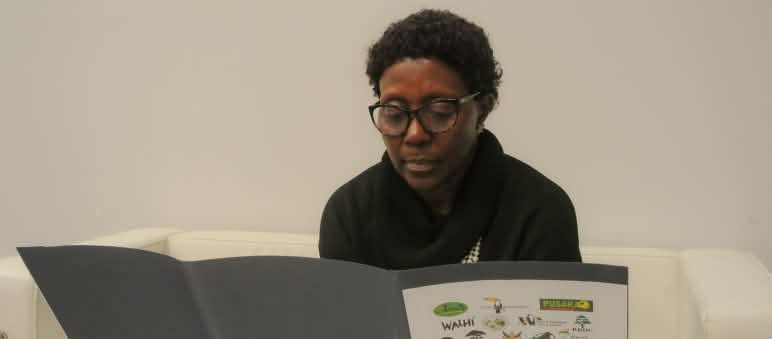 La secrétaire exécutive de la CDB, Elizabeth Maruma Mrema, a reçu notre pétition en mains propres lors de la COP15 à Montréal Elizabeth Maruma Mrema, secrétaire exécutive de la Convention sur la biodiversité, lit la pétition de Sauvons la forêt lors de la COP15 à Montréal