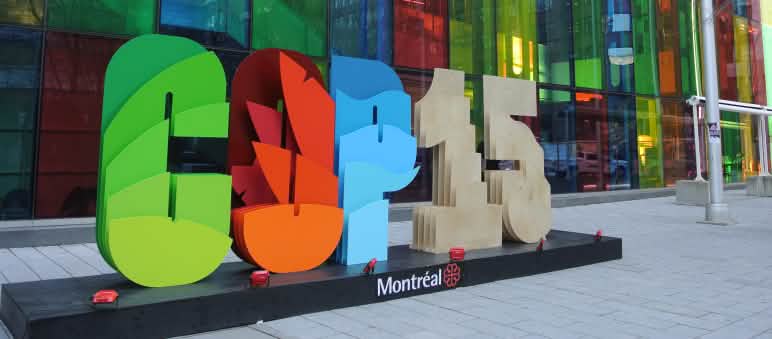 L’inscription « COP15 » devant le Centre des congrès de Montréal