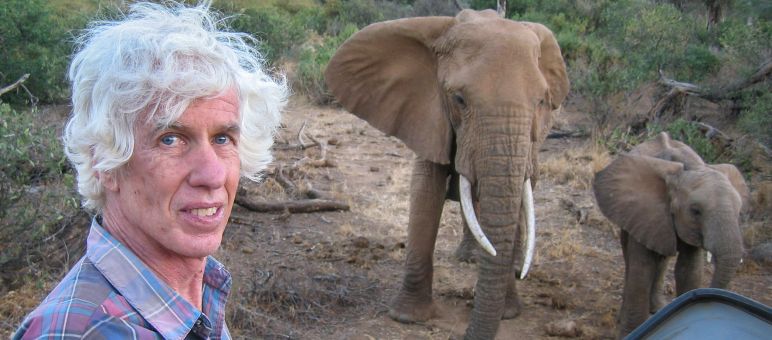 Esmond Bradley Martin a consacré sa vie à protéger les si merveilleux éléphants Le géographe américain Esmond Bradley Martin pose devant deux éléphants