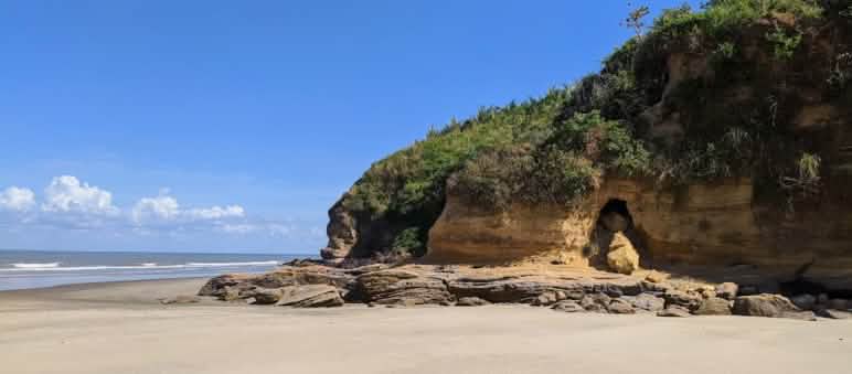 Plage et côte rocheuse sur l’île de Cajual