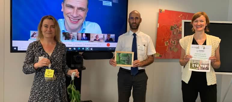 Remise à distance de la pétition à Diederik Samsom de la Commission européenne Diederik Samsom de la Commission européenne, à l’écran, avec les défenseurs de l’environnement