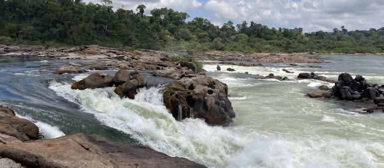 Entre les rochers, l’eau du Xingu se jette de plusieurs mètres de haut.