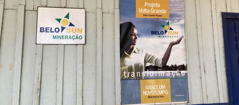 Une enseigne de la société minière Belo Sun et une affiche promotionnelle de l’entreprise sur le mur d’une cabane en bois