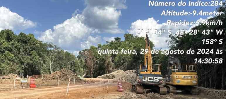 Chantier dans la forêt tropicale avec deux pelles sur chenilles au premier plan
