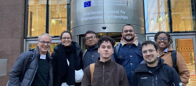 Notre rendez-vous à la Commission européenne à Bruxelles a été fructueux Photo de groupe de 7 personnes devant l’entrée du bâtiment de la Direction générale des partenariats internationaux à Bruxelles