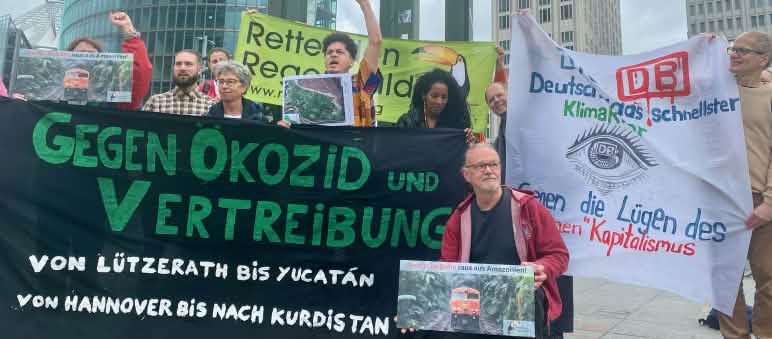 Manifestation devant le siège de la Deutsche Bahn (DB) à Berlin contre sa participation au grand projet d’infrastructures GPM le 31 mai 2024 Un groupe manifeste au centre de Berlin devant l’immeuble de la Deutsche Bahn