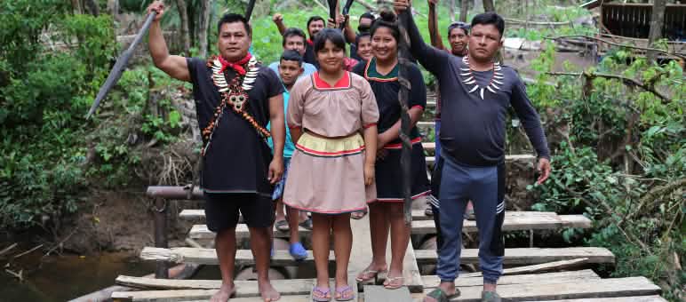 Eduardo Mendúa - à gauche - a mené la résistance contre le projet d’exploitation pétrolière dans la forêt tropicale d’A’i Cofán Indigènes Cofán de Durengo avec Eduardo Medúa (à gauche)