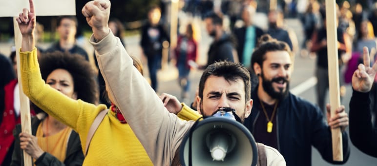 Homme hurlant dans un mégaphone lors d’une manifestation
