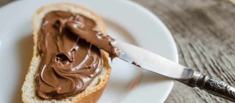 La pâte à tartiner aux noisettes sans huile de palme est la plus sûre Tartine à la pâte à tartiner aux noisettes