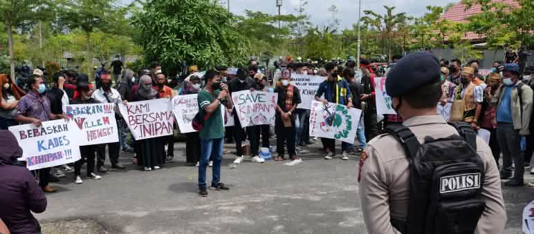 Les habitants de Kinipan ne se laissent pas intimider Manifestation d’habitants du village de Kinipan devant le tribunal de Palangkaraya en 2022 à Bornéo